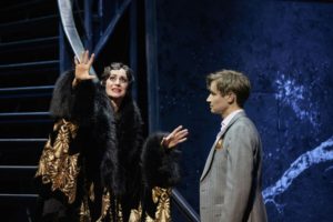 Theater Dortmund Spielzeit 2016/2017 Sunset Boulevard OPERNHAUS DORTMUND Musical von Andrew Lloyd Webber  Nach dem Film von Billy Wilder  Deutsch von Michael Kunze Neuinszenierung der Bad Hersfelder Produktion von 2011 Premiere 08.10.2016 Musikalische Leitung: Ingo Martin Stadtmüller, Manuel Pujol Regie: Gil Mehmert Szenische Probenleitung: Erik Petersen, Christian Stadlhofer Choreografie: Melissa King Choreografische Einstudierung und Dance Captain: Yara Hassan Bühne und Kostüme: Heike Meixner Dramaturgie: Wiebke Hetmanek Norma Desmond: Pia Douwes Joe Gillis: Oliver Arno Betty Schaefer: Wietske van Tongeren Max von Mayerling: Ks. Hannes Brock Sheldrake u.a.: Daniel Berger Cecil B. DeMille: Hans Werner Bramer Artie Green: Morgan Moody Mr. Manfred Myron u.a.: Joshua Whitener Heather u.a.: Sarah Wilken Mary u.a.: Charlotte Katzer Ursula u.a.: Anneke Brunekreeft Jean u.a.: Yara Hassan Lisa: Lina Gerlitz Joanna u.a.: Martina Vorsthove Katherine u.a.: Natascha Valentin Cliff u.a.: Pascal Cremer John u.a.: Marvin Schütt Sammy u.a.: Anton Schweizer Wunderkind u.a.: Florian Minnerop Jonesy u.a.: Henry Lankester Schuldeneintreiber u.a.: Alexander Sasanowitsch Mit den: Dortmunder Philharmonikern